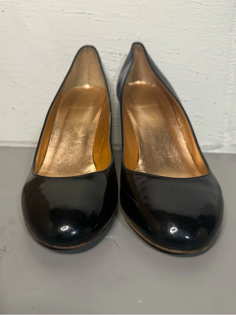 Women's Black Patent Leather Mid-Heel Pumps - Picture 3 of 8